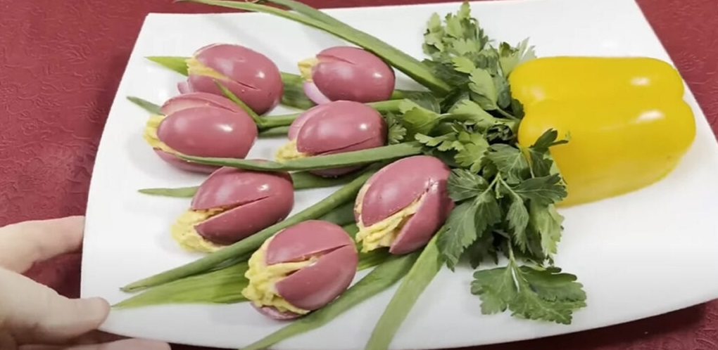 Предястие за Великден от пълнени яйца: Красиво и вкусно