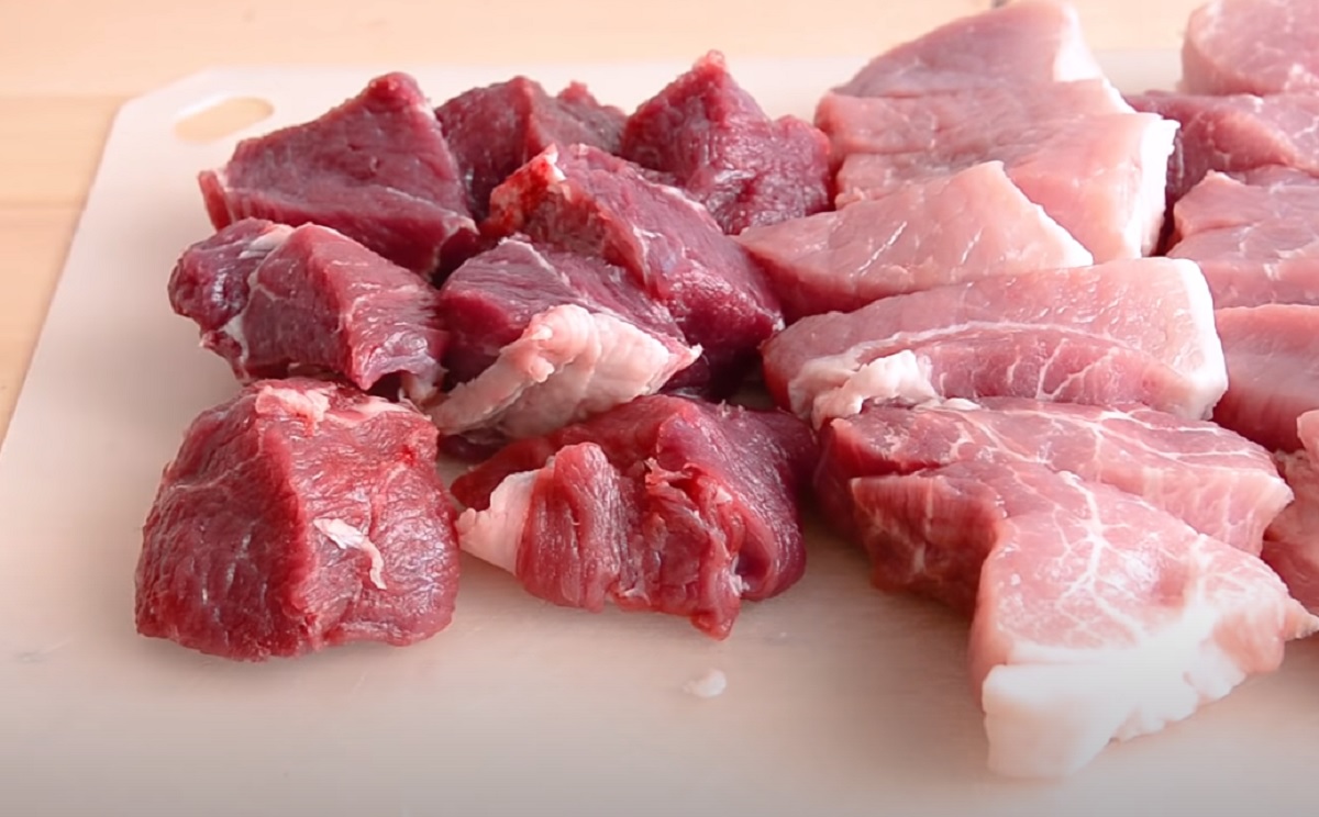 Домашен салам от свинско и телешко месо с минимални подправки