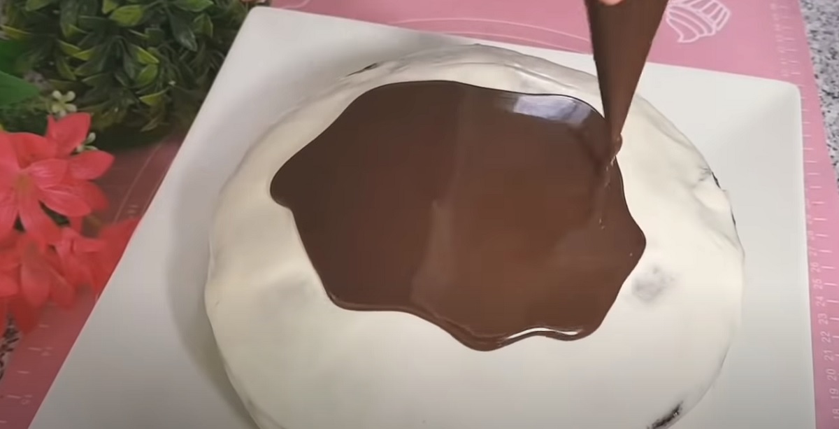 Торта с кефир, сметанов крем и шоколадова глазура