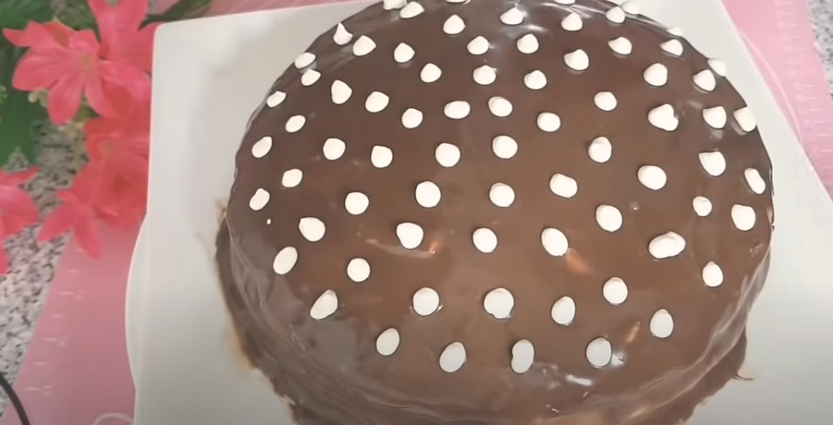 Торта с кефир, сметанов крем и шоколадова глазура