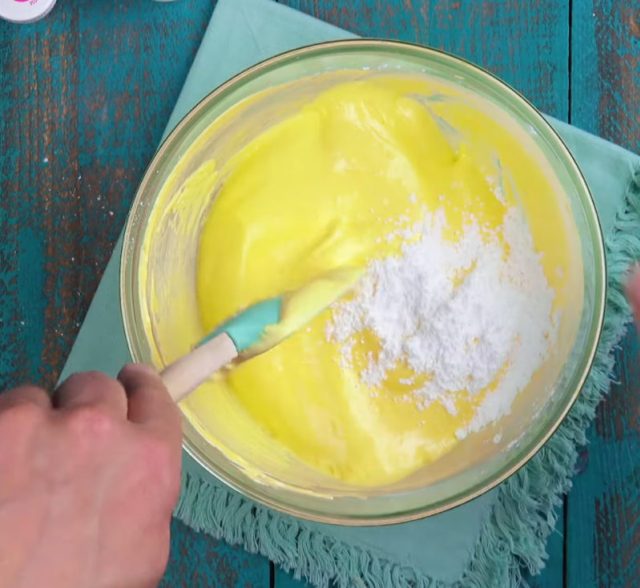 Десерт меренг - вкусен и красив сладкиш с лимонов крем
