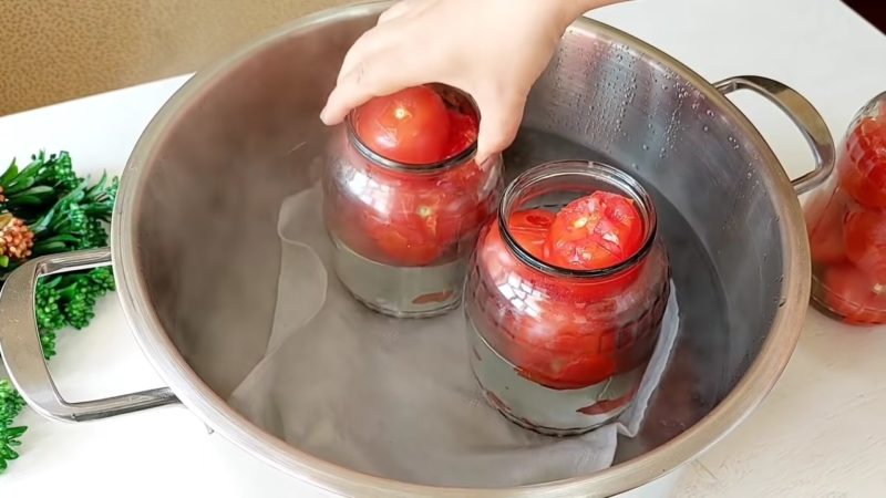 Червени домати без варене в буркани за зимата