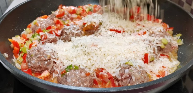 Ориз с кюфтенца и зеленчуци на тиган за вечеря