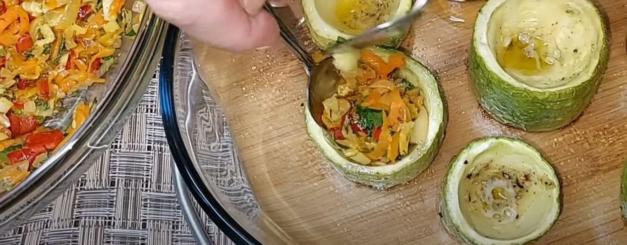 Тиквички със зеленчуков пълнеж на фурна - истински деликатес