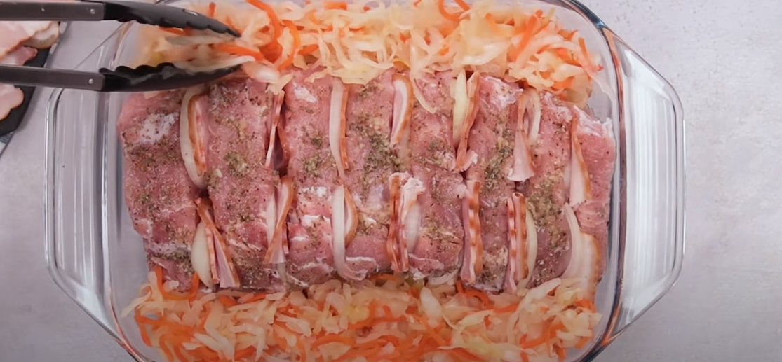 Свинско каре на фурна с кисело зеле и бекон. Приготвя се лесно