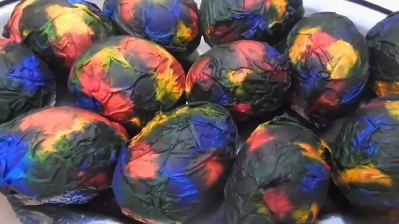 Пъстроцветни яйца за Великден: Лесен начин за боядисване