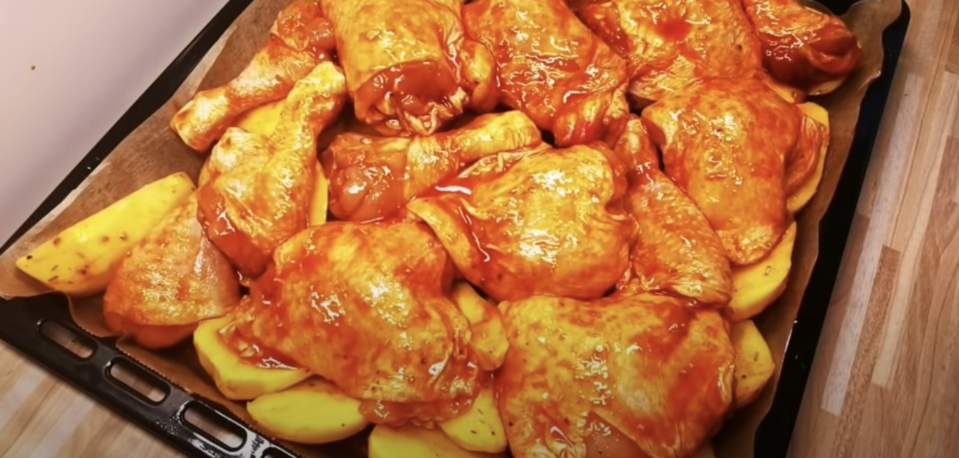 Печено пилешко с картофи и сос - лесен и вкусен обяд