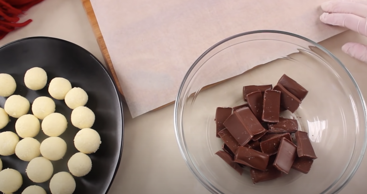 Кокосови топчета с кондензирано мляко и шоколадово покритие