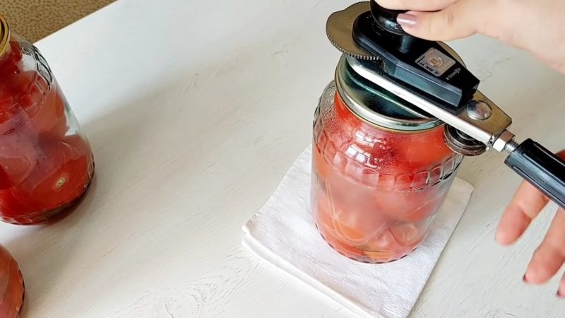 Червени домати без варене в буркани за зимата