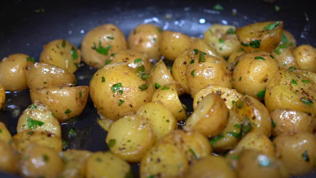 Рецепта за гарнитура от картофи, подходяща за всяко ястие с месо