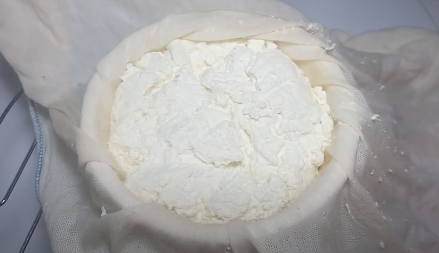 Вкусно домашно сирене, което се приготвя от само две съставки