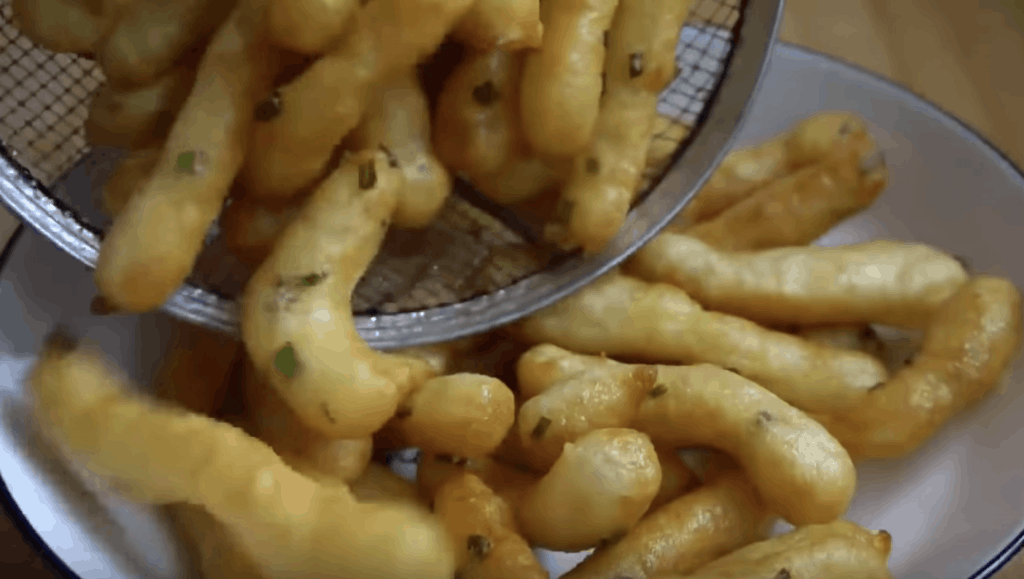 Картофени пръчици с лук  - вкусна гарнитура за вашите ястия