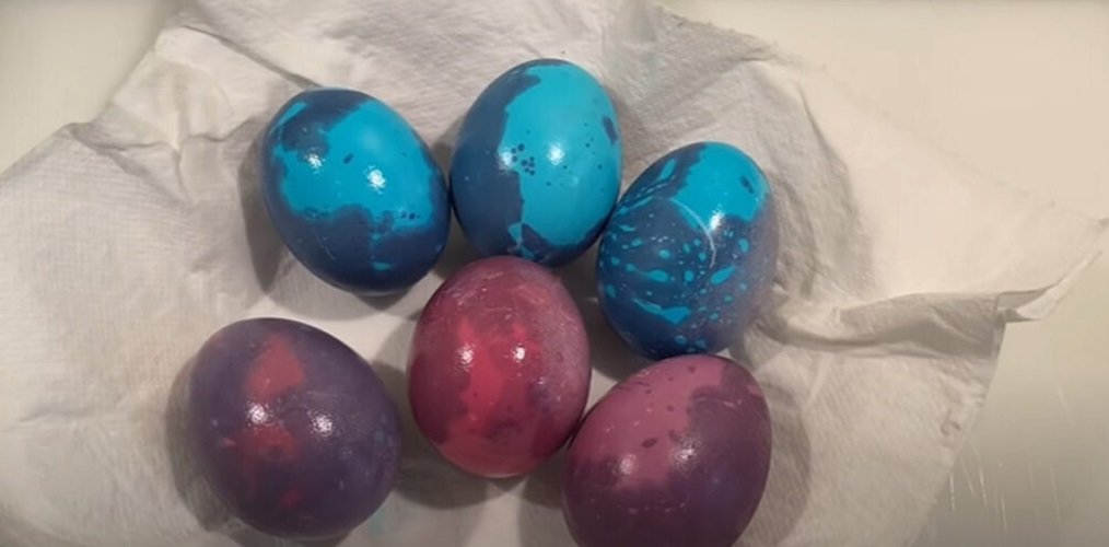 Боядисване на великденски яйца по два лесни начина