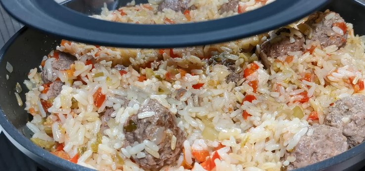 Ориз с кюфтенца и зеленчуци на тиган за вечеря