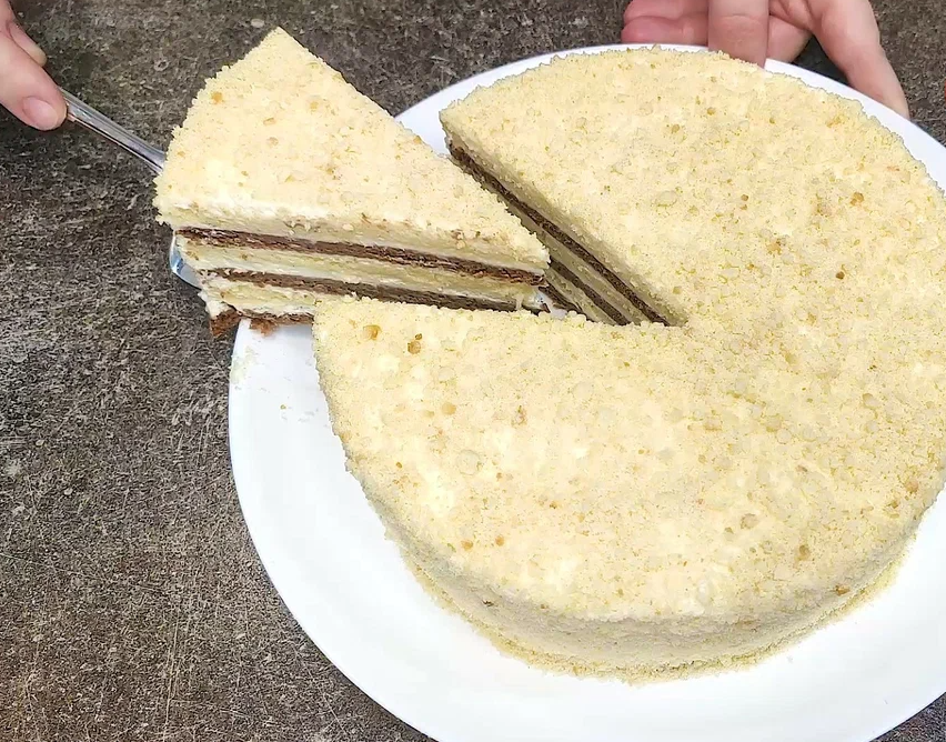 Торта със сметанов крем и два вида блат