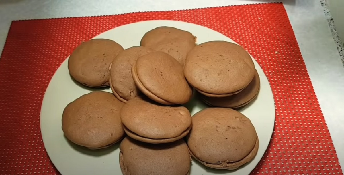 Домашни какаови бисквити с нежен сметанов крем