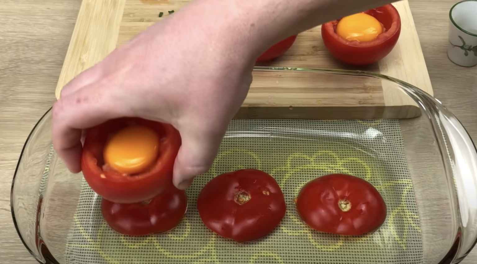 Пълнени домати с яйца - перфектната лека вечеря