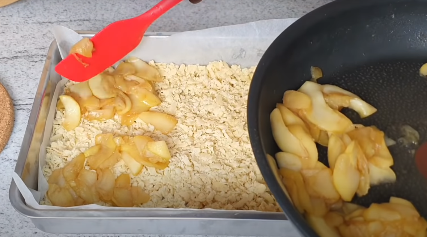 Ябълков сладкиш с пудинг - трябват ви 1 кг ябълки и 350 г брашно