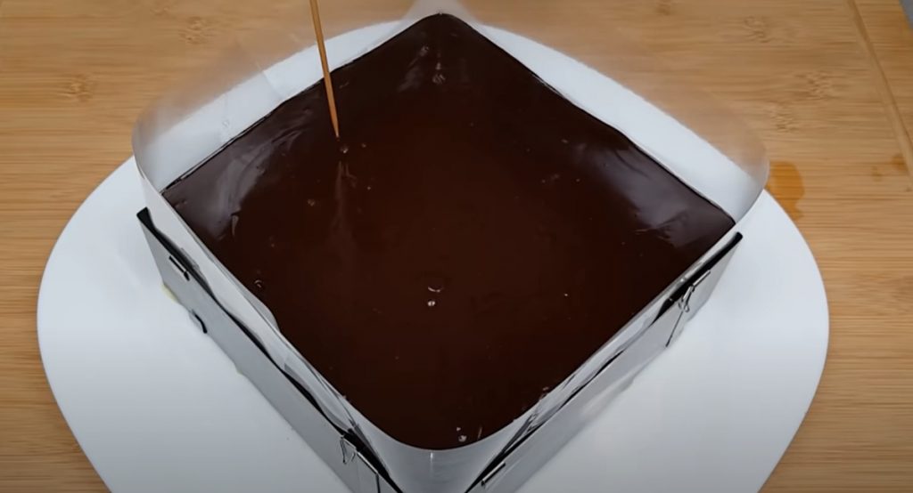 Домашна торта с глазура и шоколадови бисквити