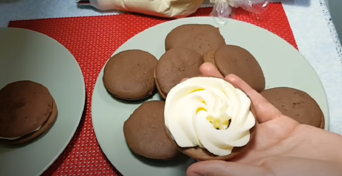 Домашни какаови бисквити с нежен сметанов крем