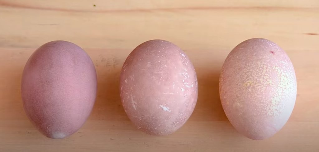 Необичайни великденски яйца с естествени средства за оцветяване