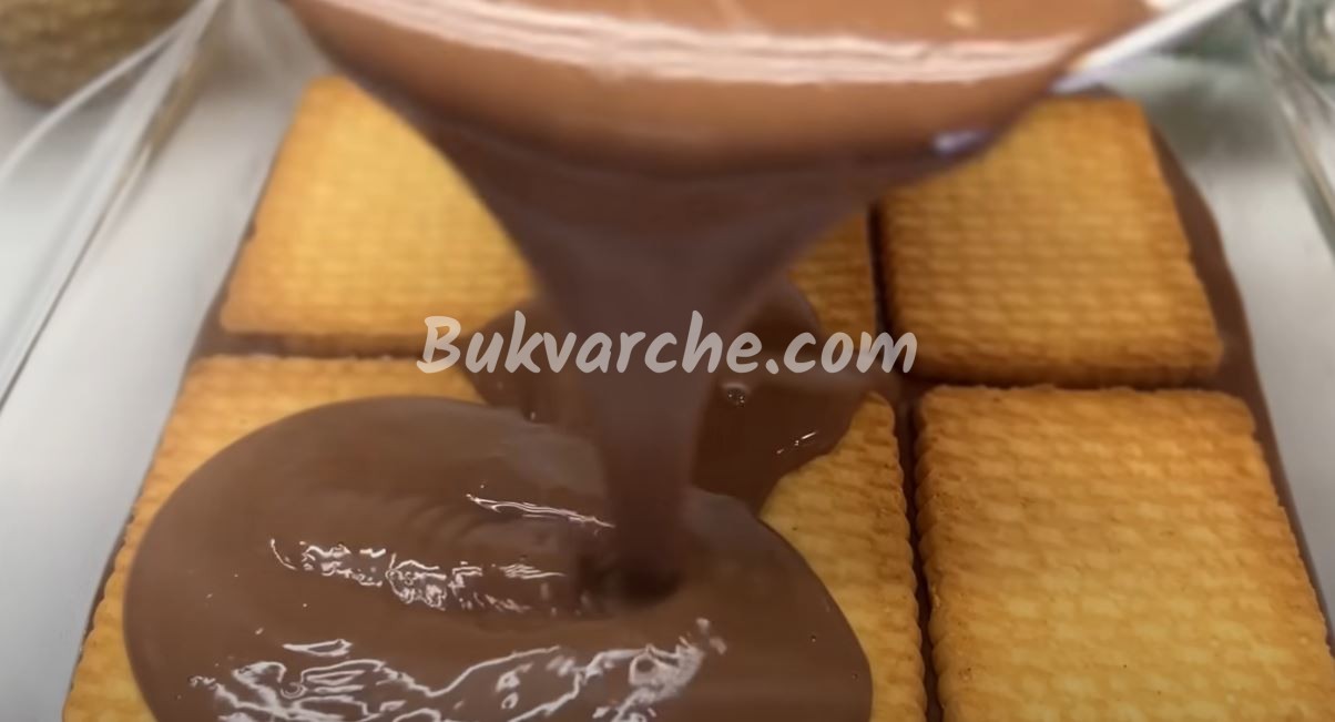 Бисквитен десерт с крем и наситен шоколадов аромат