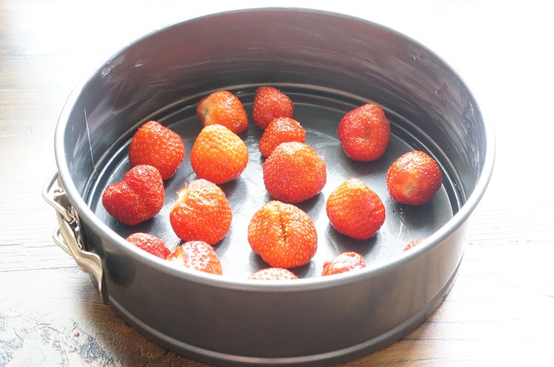 Подредете ягодите, залейте и изпечете! Бърз и лесен пай!
