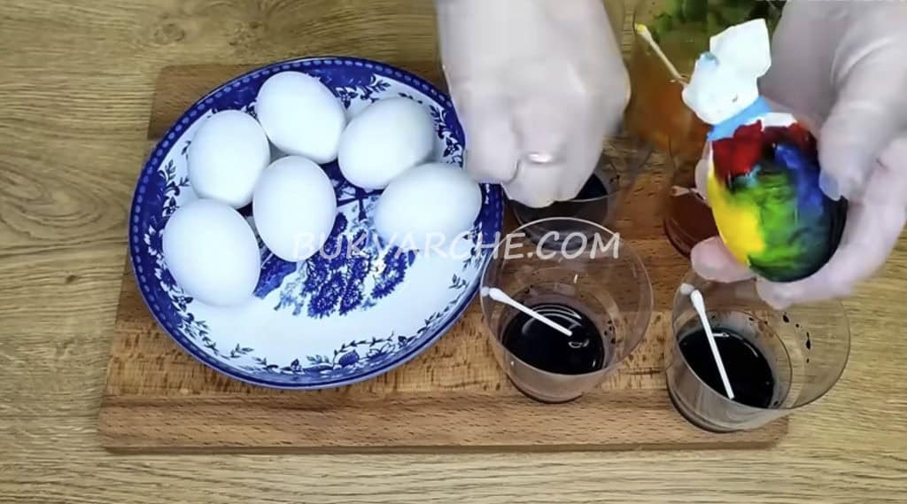 Боядисване на великденски яйца с хартия 