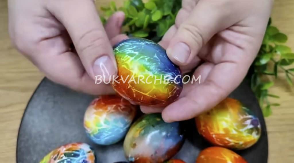 Боядисване на великденски яйца с хартия