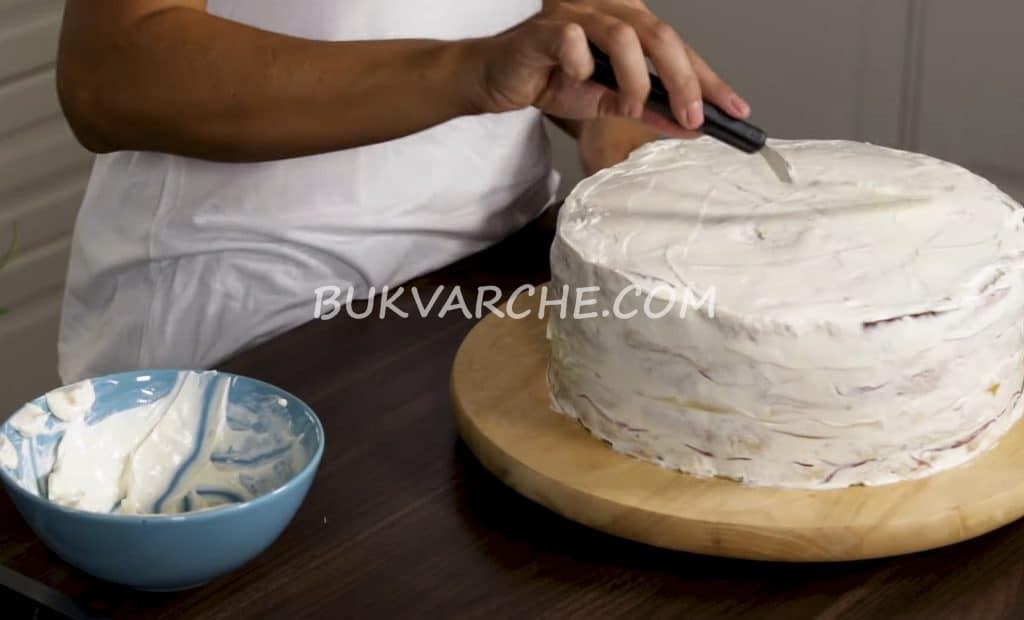 Покрийте тортата и я поставете в хладилника за няколко часа, за да стегне добре, преди сервиране.